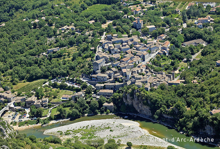 Balazuc-plus-beau-village-de-France-et-le-Vieil-Audon-aout-2016-©-Pont-dArc-Ardèche